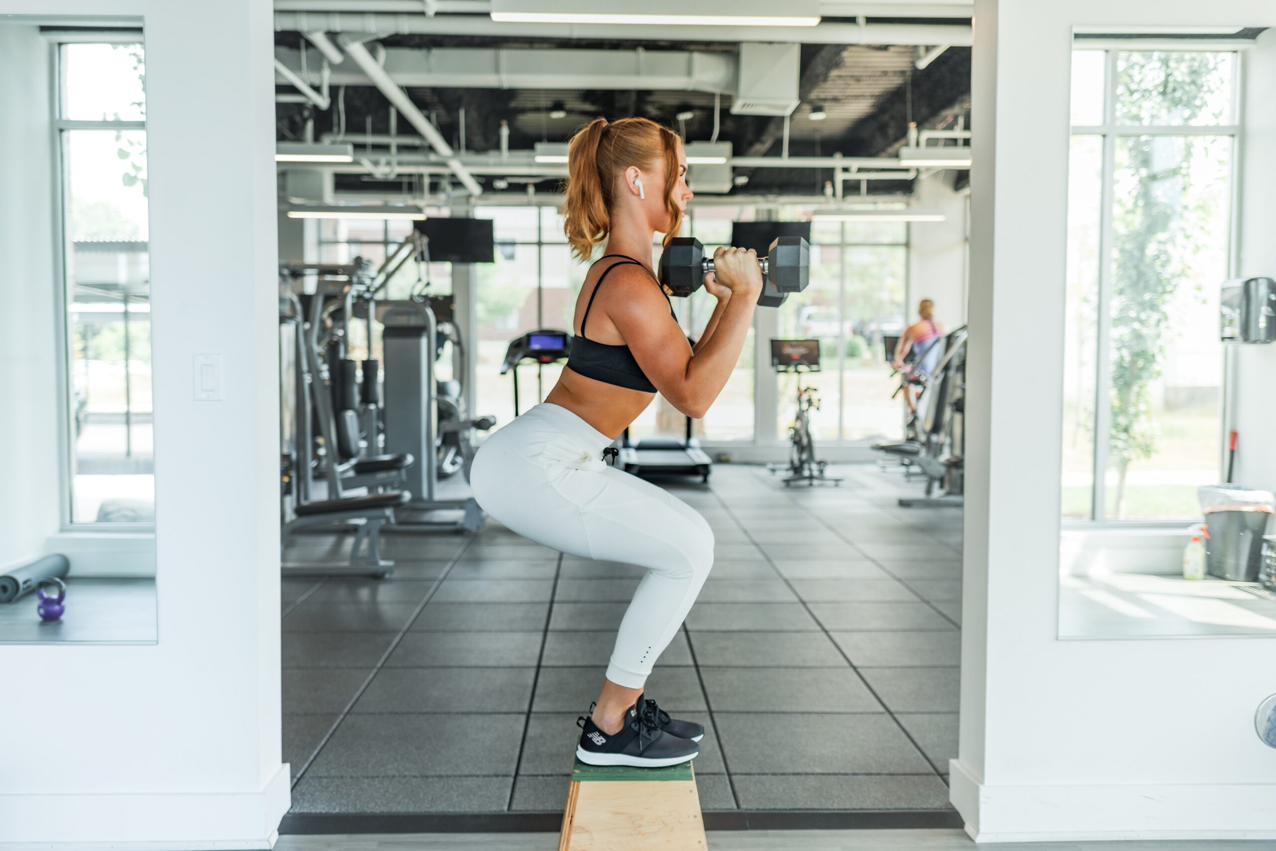 Woman lifting dumbbells to lose weight